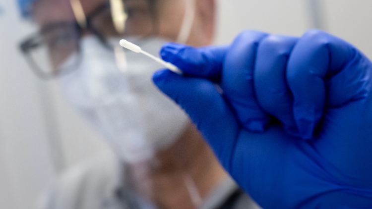 Jeder zweite PCR-Test war zuletzt laut RKI-Wochenbericht positiv. Die Sieben-Tage-Inzidenz steigt im Vergleich aber nur leicht an. 