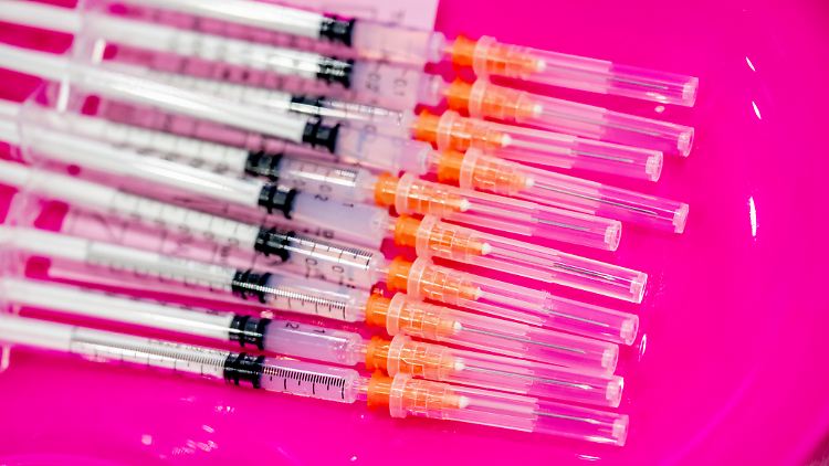 In Deutschland wurden bislang mehr als 180 Millionen Impfdosen gegen Corona verabreicht - dem Paul-Ehrlich-Institut wurden bis Ende 2021 "in 29.786 Verdachtsfällen schwerwiegende unerwünschte Reaktionen gemeldet".