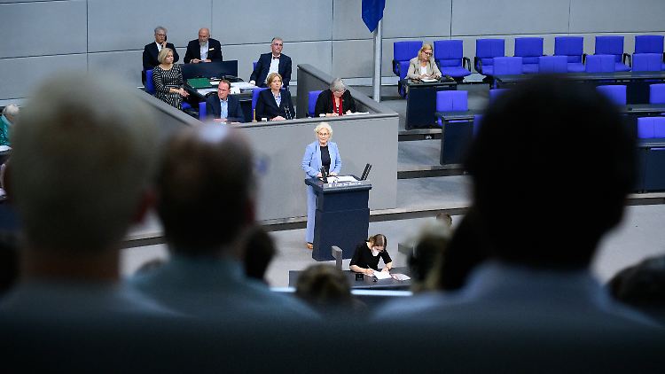 Bundesverteidigungsministerin Christine Lambrecht spricht im Bundestag von der Stärke Europas.