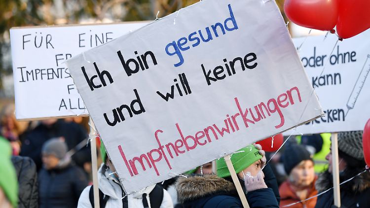 Demonstration im März 2022 in Tübingen gegen die einrichtungsbezogene Impfpflicht.