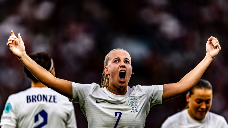 Beth Mead schoss England zum ersten Sieg bei der Europameisterschaft der Frauen.