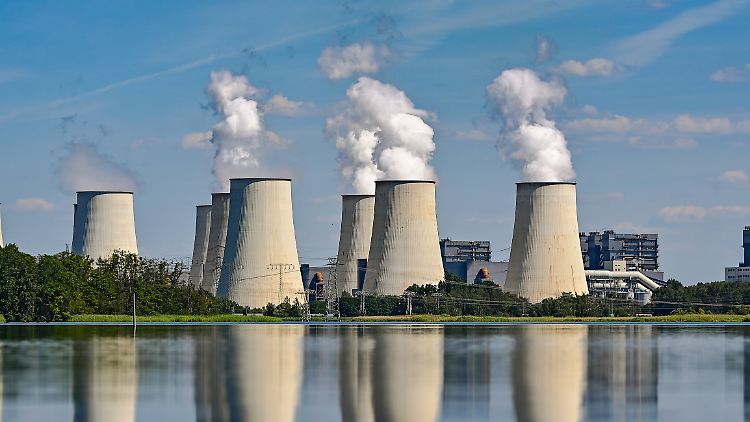 Im Braunkohlekraftwerk im brandenburgischen Jänschwalde bereitet man sich auf das Wiederanfahren der Blöcke E und F vor.