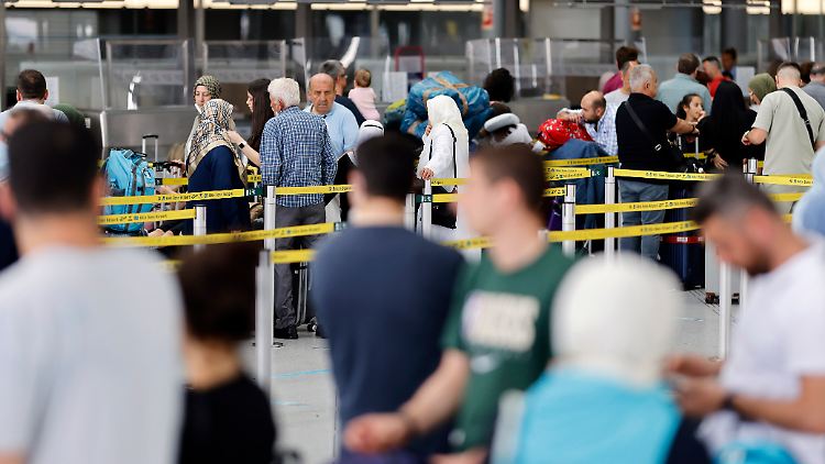 Arbeitgeber, die Gewerkschaft Verdi und die Opposition kritisieren, die Bundesregierung habe beim Flughafen-Chaos zu spät gehandelt.