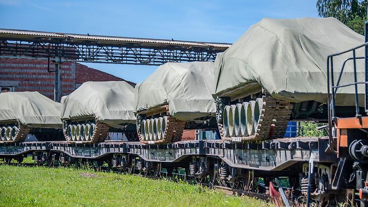 Ein russischer Zug bringt Bergungspanzer an die Front.