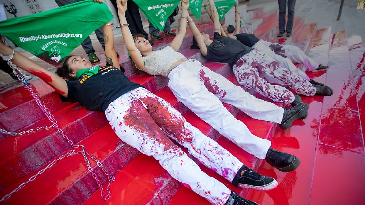 Aktivistinnen protestieren in Los Angeles gegen die Entscheidung des Supreme Courts.