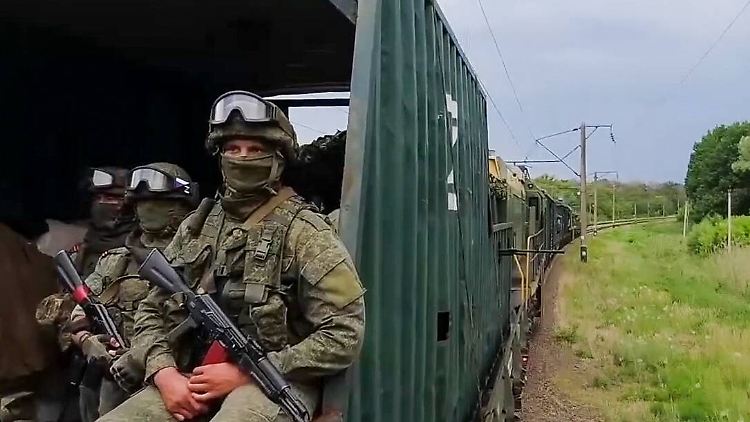 Russische Truppen in der Ukraine auf dem Weg an die Front. 
