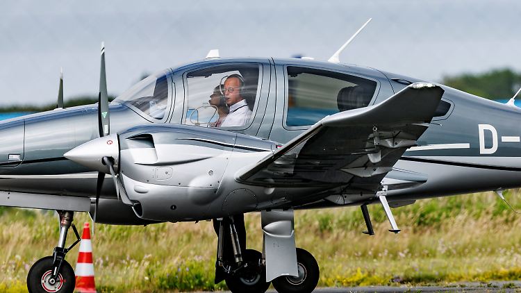 Friedrich Merz und seine Frau Charlotte nehmen den schnellsten Weg auf die Insel - im Privatflieger.