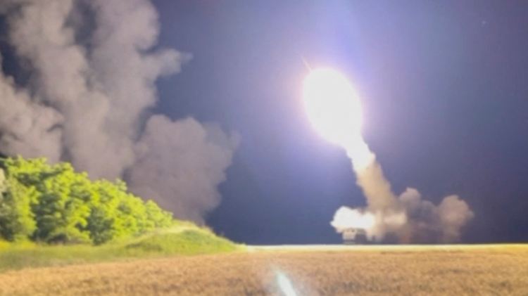 Ein HIMARS-Raketenwerfer beim Einsatz in der Ukraine.