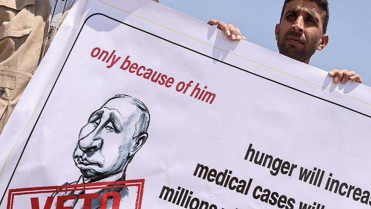 Syrische Entwicklungshelfer protestieren gegen die Aussetzung der Hilfslieferungen über Bab Al-Hawa, den letzten von ehemals vier Grenzübergängen nach Syrien.