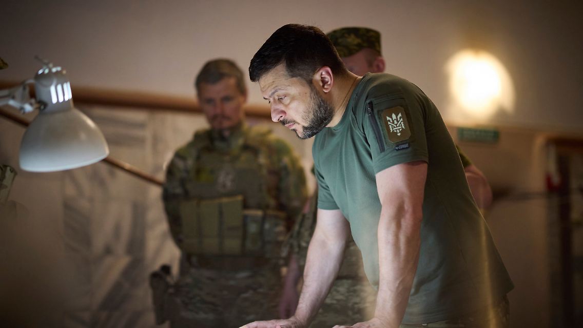 Das vom Pressebüro Selenskijs veröffentlichte Bild zeigt den Präsidenten in der Region Dnipropetrowsk.