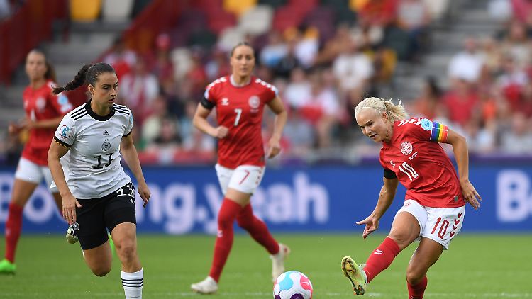 Auch Superstar Pernille Harder (rechts) hatte dem DFB-Team wenig entgegenzusetzen.