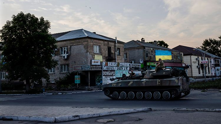 Ukrainische Soldaten fahren durch eine Straße in Pokrowsk im Donezk-Gebiet.