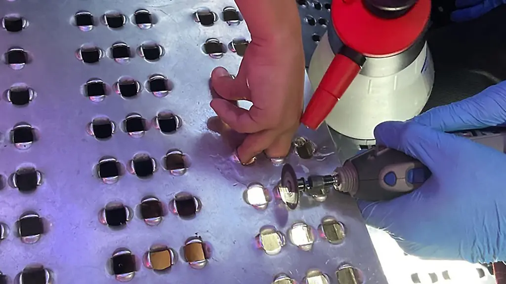 Ein-Kind-steckt-mit-einem-Finger-in-einem-Loch-einer-Metallstufe-fest-Die-Feuerwehr-hat-den-Achtjaehrigen-befreit