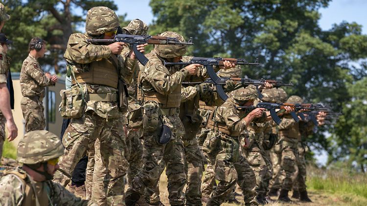 Die zukünftigen Kämpfer durchlaufen ein Training, das auf der britischen Grundausbildung für Soldaten basiert.