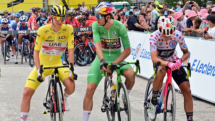 Wout van Aert (m.) erklärt Tadej Pogacar vor dem Start, wie er die achte Etappe gewinnen will. 