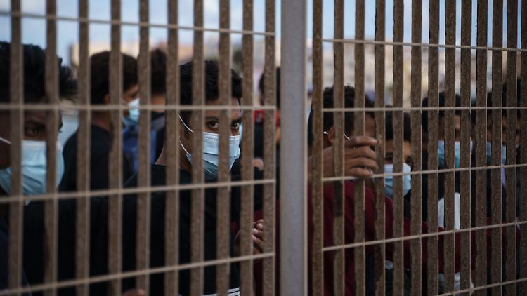 Geflüchtete auf Lampedusa - die UN-Organisation für Migration spricht aktuell von einer "Schande".