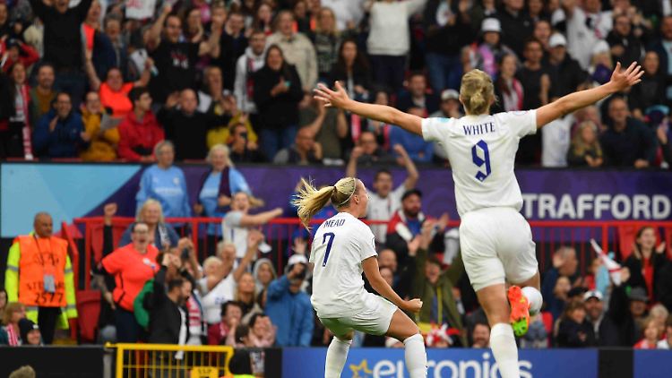 Beth Mead jubelt über das 1:0 gegen Österreich. 