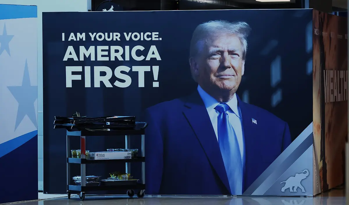 Trump-strotzt-nach-dem-Attentat-auf-ihn-und-vor-dem-Parteitag-der-Republikaner-vor-Staerke