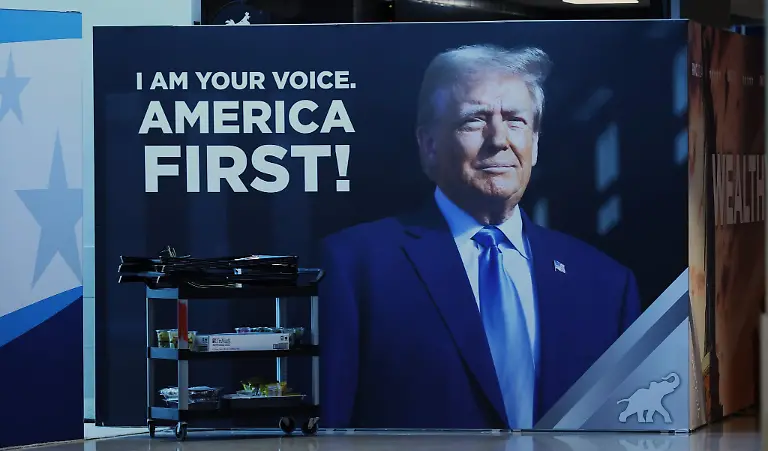 Trump-strotzt-nach-dem-Attentat-auf-ihn-und-vor-dem-Parteitag-der-Republikaner-vor-Staerke