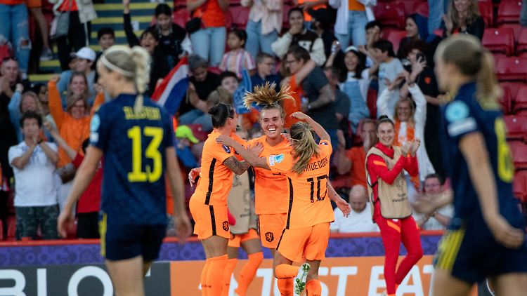 Jill Roord (Mitte) vom VfL Wolfsburg glich für die Niederlande aus.
