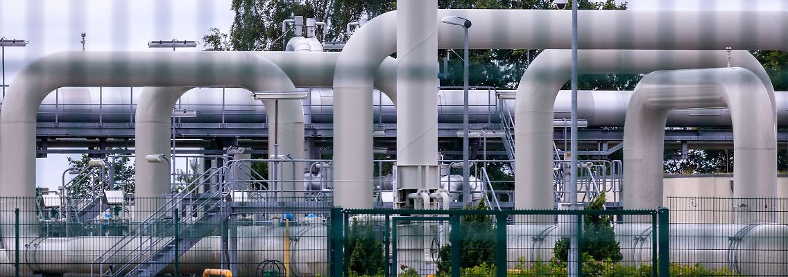 Blick auf die Rohrsysteme und Absperrvorrichtungen der Gasempfangsstation der Ostseepipeline Nord Stream 1 in Lubmin.