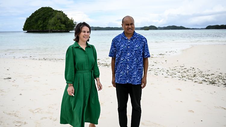 Annalena Baerbock und Ngiraibelas Tmetuchl auf Rock Island.