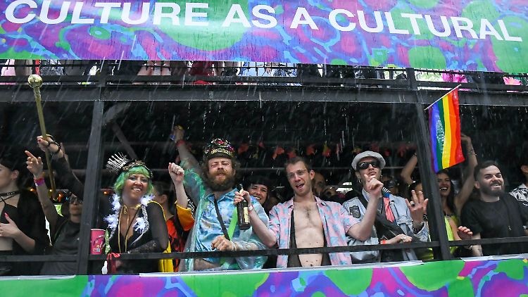 Hunderttausende Teilnehmer feierten in Berlin eine bunte Party und demonstrierten für eine friedlichere Welt.