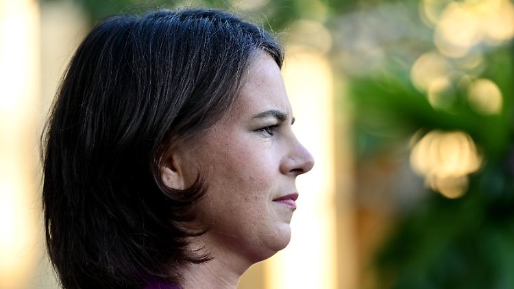 "Gute Außenpolitik heißt eben auch, einen kühlen Kopf zu bewahren, auch wenn das Herz brennt", sagt Baerbock.