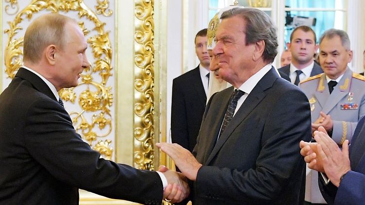 Schröder und Putin 2018 - der Exkanzler will den Gesprächsfaden auch heute nicht abreißen lassen.