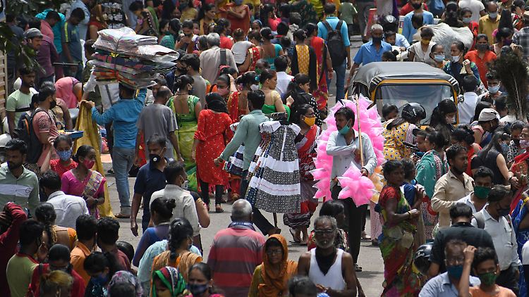 Gedränge auf einem Wochenmarkt in Indien: Rund ein Sechstel aller Menschen lebt in dem Land, auch dort geht die Geburtenrate zurück.