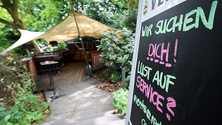 In sehr vielen Gastronomiebetrieben in Deutschland wird derzeit händeringend Personal gesucht.