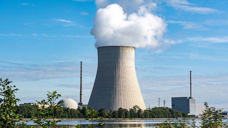 Die Atomkraftwerke Isar 1 (r.) und Isar 2 mit Kühlturm in der Mitte. Isar 2 soll Ende 2022 vom Netz gehen, Isar 1 ist bereits stillgelegt.