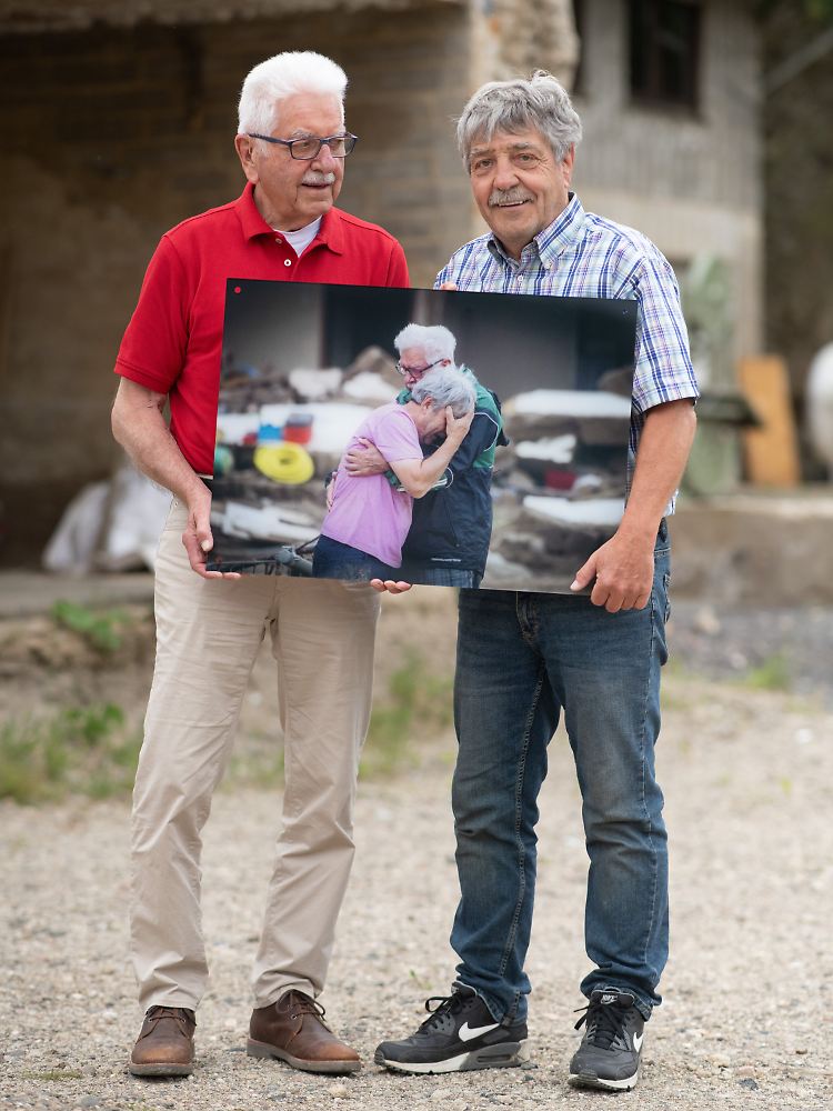 Die Brüder Gerd und Bernd Gasper (v.l.) am ehemaligen Standort ihres bei der Flut zerstörten Elternhauses in Altenahr-Altenburg.
