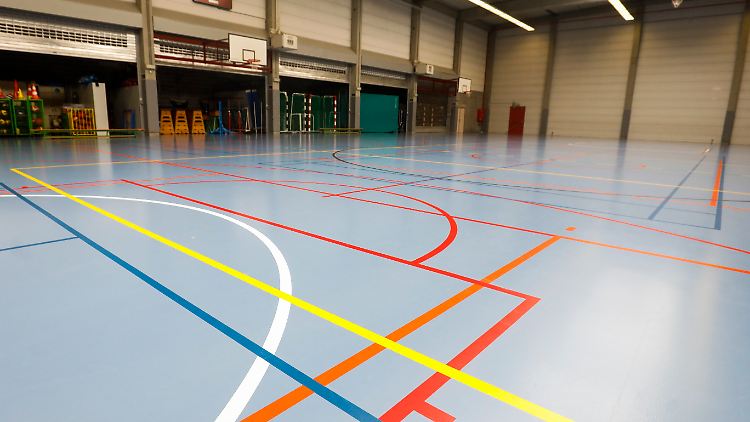 Ärmere und ältere Menschen könnten sich im Falle einer "dramatischen Entwicklung" in Turnhallen aufwärmen, schlägt der Deutsche Städte- und Gemeindebund vor.