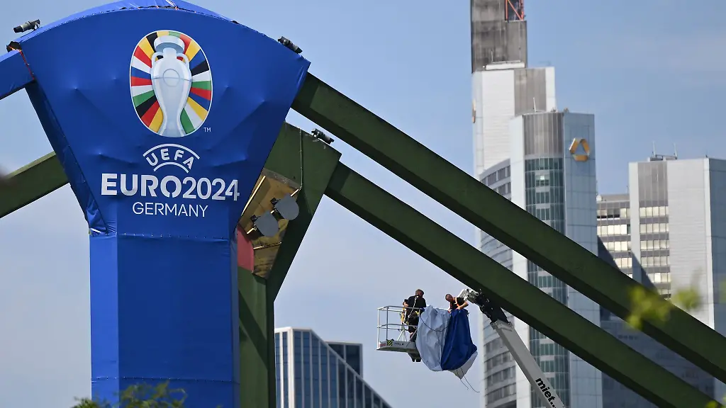 Mehr-als-eine-Million-Fans-haben-Spiele-in-der-Fanzone-am-Mainufer-geschaut