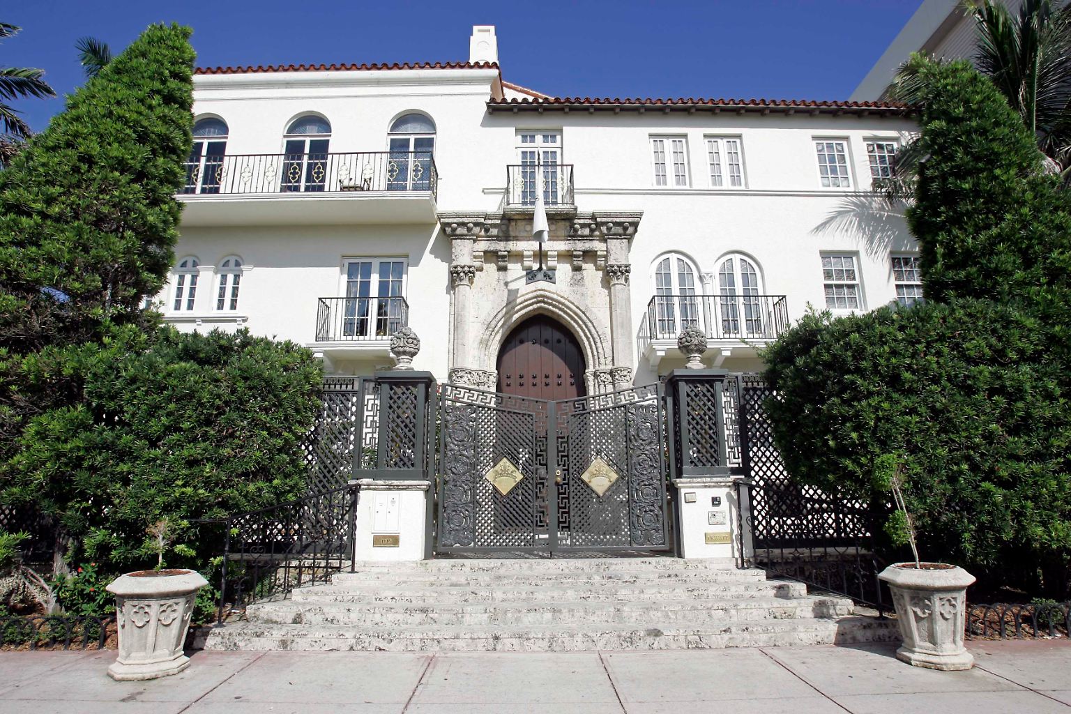 Als Gianni Versace am 15. Juli 1997 nach einem Morgenspaziergang zu seiner Villa "Casa Casuarina" am Ocean Drive in Miami Beach zurückkehrt, wartet dort bereits sein Mörder.