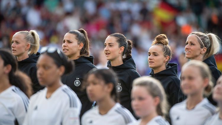 Magull (2. von rechts) geht es nicht um Millionen, sondern um den Lebensunterhalt.
