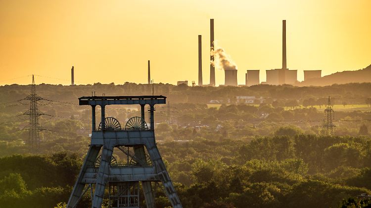 Ruhrgebietsromantik: Das Bild zeigt im Vordergrund die stillgelegte Zeche Ewald in Herten und im Hintergrund das Steinkohlekraftwerk Scholven in Gelsenkirchen, das noch in Betrieb ist.