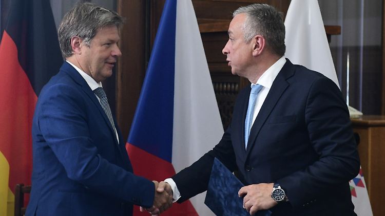 Bei seinem Aufenthalt in Prag plante Habeck mit dem tschechischen Industrie- und Handelsminister Sikula ein Erdgas-Solidaritätsabkommen.
