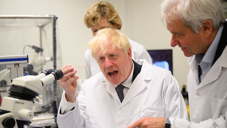 Bei seinem ersten öffentlichen Auftritt nach seiner Rückzugsankündigung besuchte Johnson ein Forschungslabor.