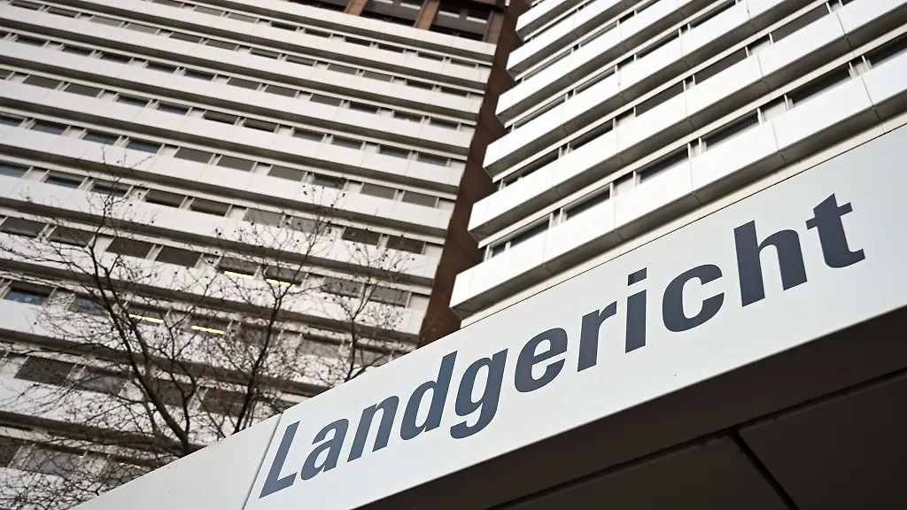 Hintergrund-fuer-die-Tat-war-laut-Anklage-dass-das-Opfer-fuer-einen-Einbruch-bestraft-werden-sollte