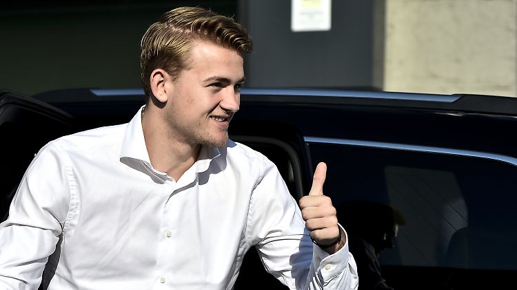 Daumen hoch für einen Wechsel zum FC Bayern? Der Deal mit Matthijs de Ligt soll klar sein.