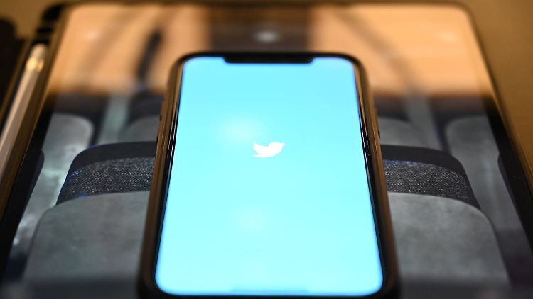 Die geplatzte Übernahme durch Tesla-Chef Musk sorgt bei Twitter weiterhin für Nachwehen.