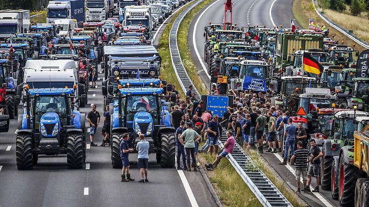 Bei einer Protestaktion auf der A1 an der niederländisch-deutschen Grenze blockieren Traktoren die Fahrbahn.