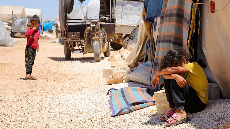 Menschen in Syrien, wie etwa hier im Flüchtlingscamp in Al-Dana, sind auf Hilfslieferungen angewiesen.