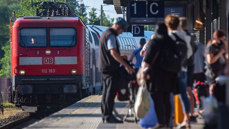 Wenn es nach SPD-Fraktionsvize Müller geht, soll es nach dem Ende des 9-Euro-Tickets weiterhin bundesweit gültige Fahrkarten geben. 
