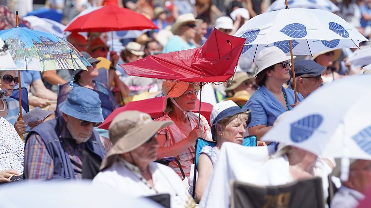 Bei Temperaturen von weit über 30 Grad werden auch Kulturveranstaltungen - hier: "Staatsoper für alle" in Berlin - zur Kraftanstrengung. 