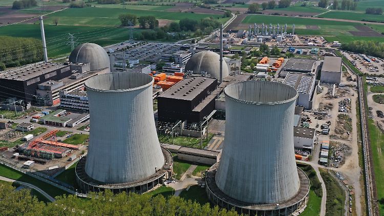 Das Kraftwerk Biblis in Hessen ist bereits seit einigen Jahren abgeschaltet und wird zurückgebaut. Eigentlich sollen Ende des Jahres alle deutschen Meiler stillgelegt sein. 