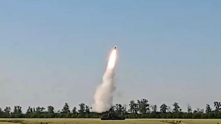 Russland setzt eine Boden-Luft-Rakete des Typs Tor-M1 ein.