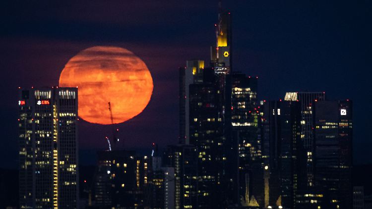 Der Supermond im Juni hatte eine leicht rötliche Färbung und wird deswegen auch "Erdbeermond" genannt.